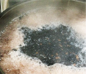 沸騰させた煮汁は黒豆茶ようかんの材料に。
